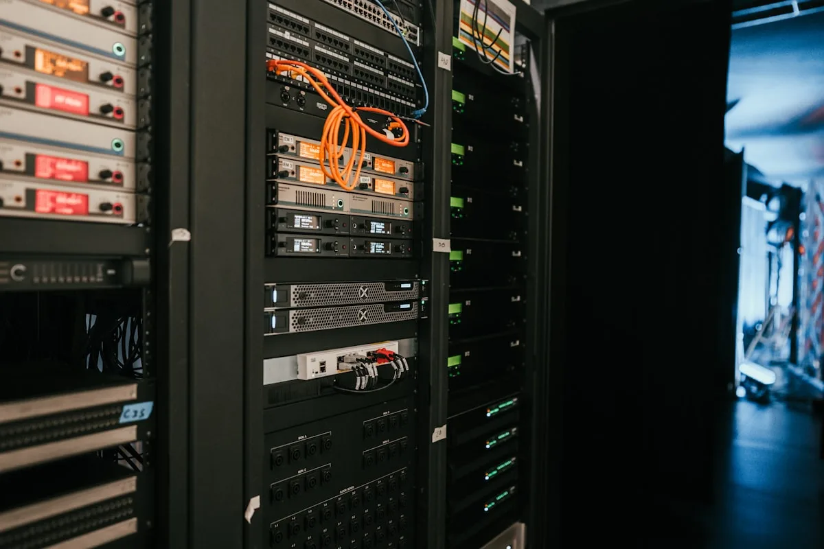 Rack de serveurs dans une salle de serveurs symbolisant l'infrastructure numérique
