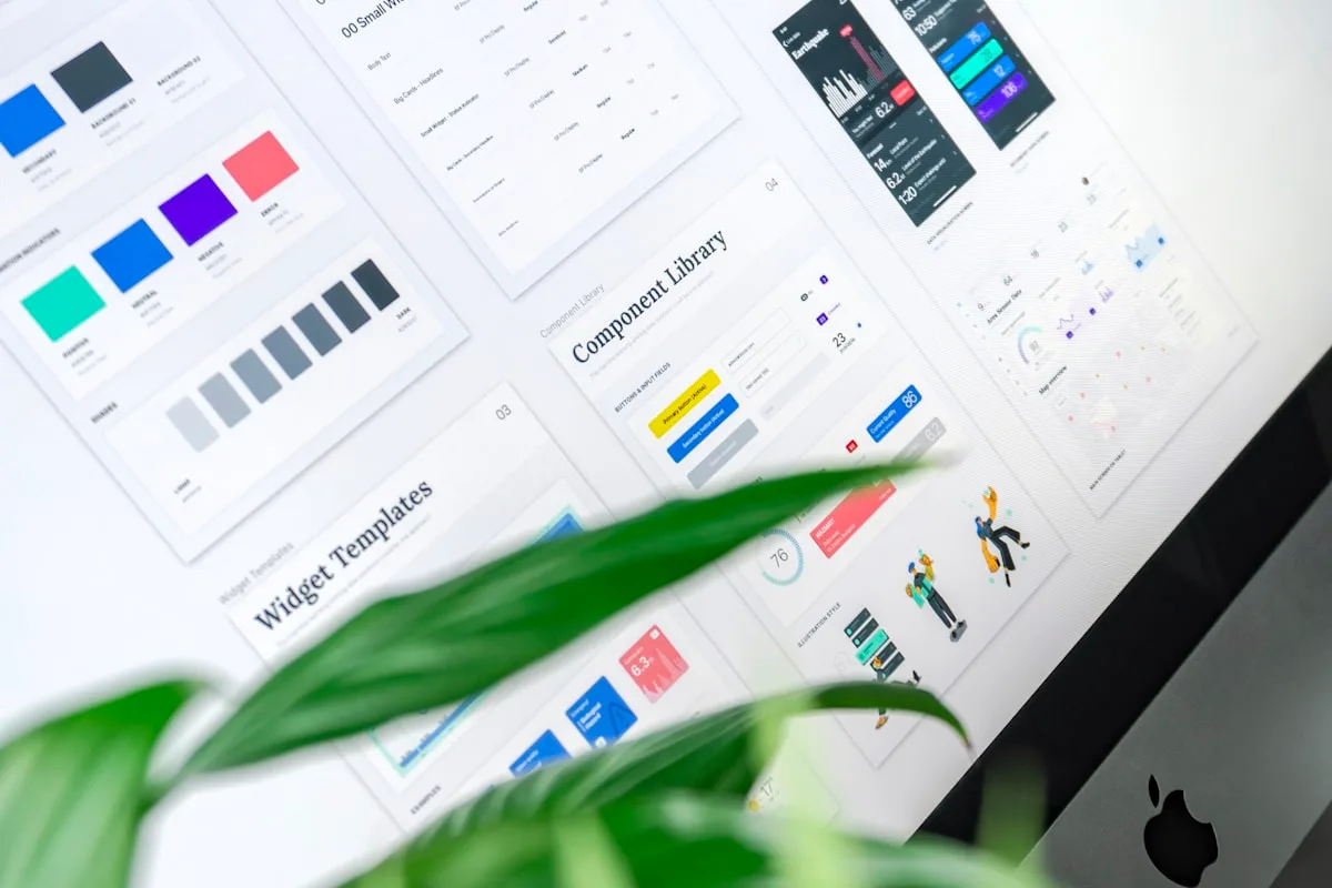 Ordinateur iMac argenté affichant une page de services web