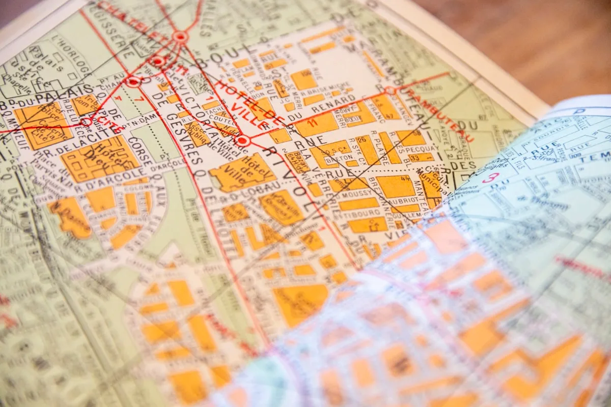 Gros plan d'une carte géographique symbolisant le référencement local